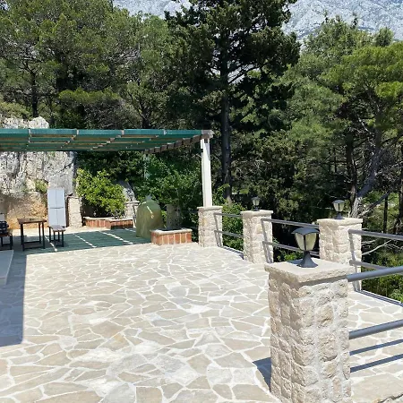 Nugal 2+2 Makarska