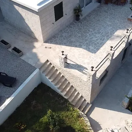 Vakantiehuis Nugal 2+2 *